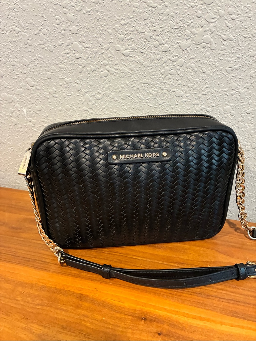 MICHAEL KORS Jet Set Crossbody
100% Authentic genuine woven leather black